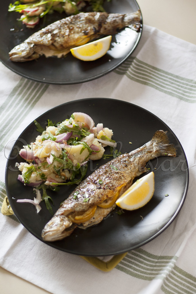 Pastrmka pečena na puteru i belom luku